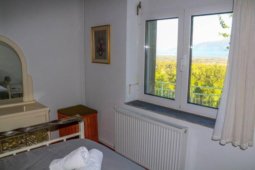 Breathtaking Lake View Cottage With A Fireplace Next To Ioannina City! Bagian luar foto